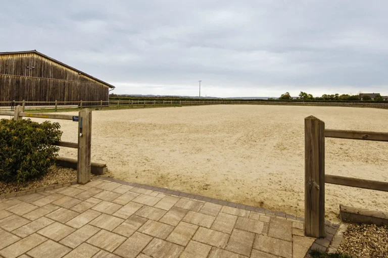 Eingang zum Außenreitplatz