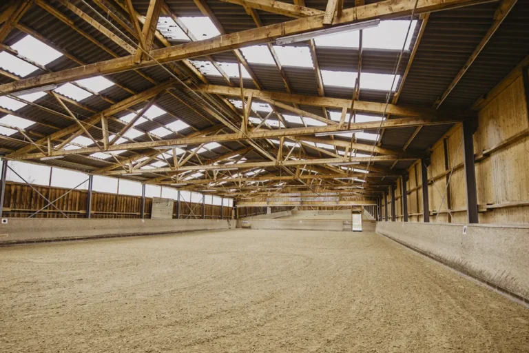 Reithalle mit Spiegel